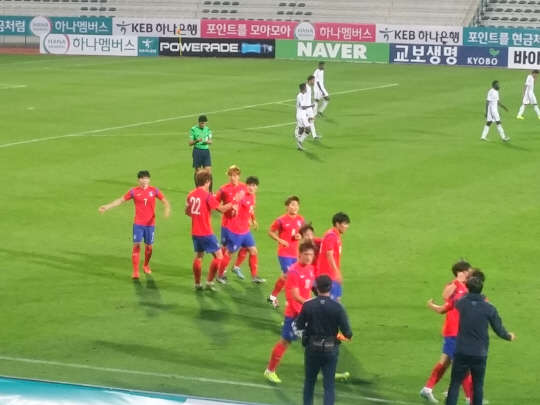 올림픽 축구 국가대표팀 UAE와 평가전서 2-0 승리      (두바이=연합뉴스) 강훈상 특파원 = 신태용 감독이 이끄는 한국 올림픽 축구 국가대표팀이 4일(현지시간) 아랍에미리트(UAE) 두바이의 알샤밥 클럽 스타디움에서 열린 UAE와 평가전에서 2-0으로 승리했다. 후반 15분 이영재가 첫 골을 넣은 뒤 선수들과 기뻐하고 있다. 2016.1.5      hskang@yna.co.kr  (끝)